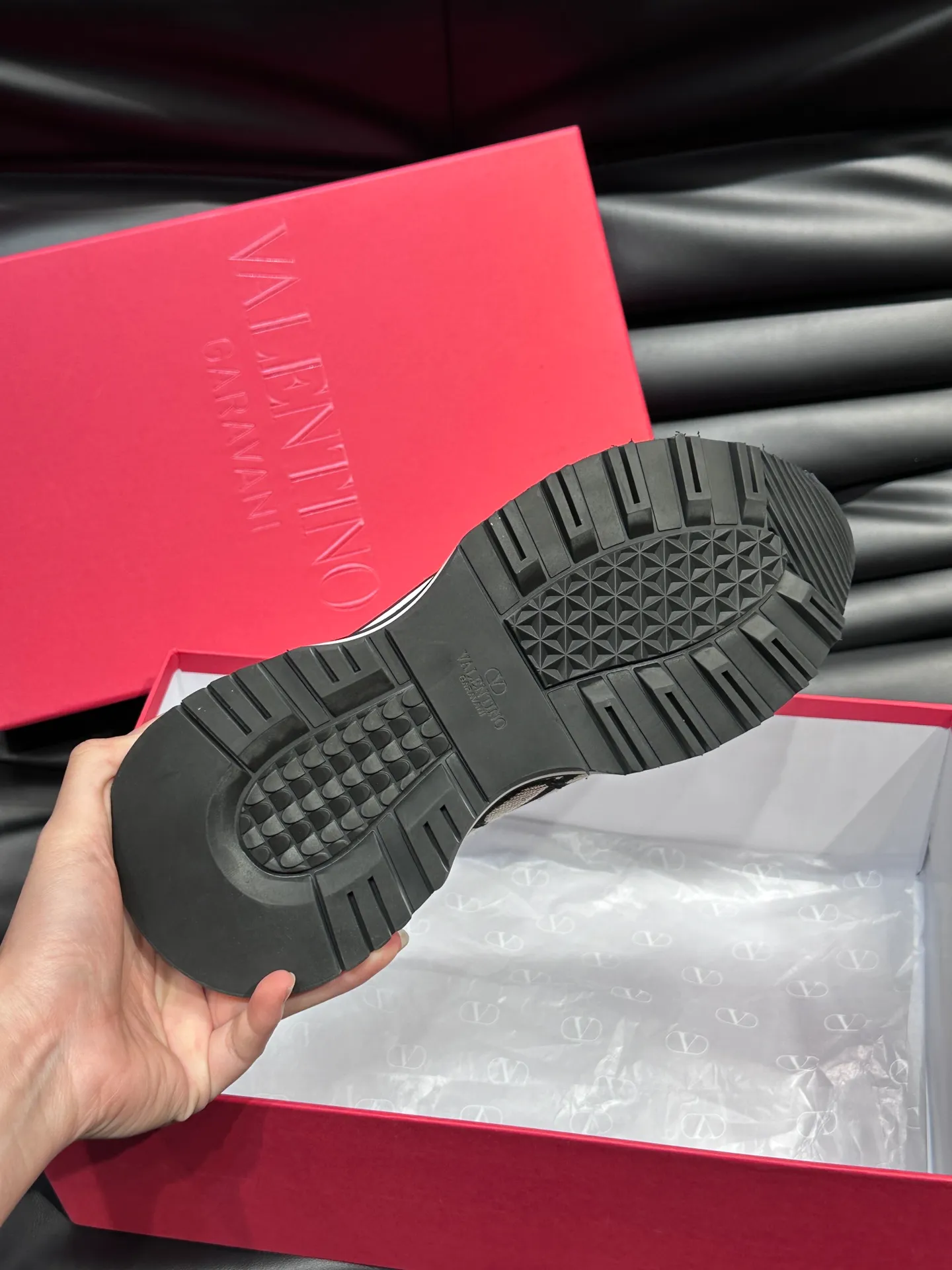 P540💰 Product trademark: VALENTINO "Valentino" Regular size: 38-44 [45 customized] Product materials: Warren men's casual sports shoes, made of multi-material splicing, calf leather stitched with suede cowhide, fabric mesh upper, fabric tongue decorated with brand badge, rubber rivet decorative details on the heel, rivet rubber outsole, non-slip, wear-resistant and shock-absorbing, pure cotton inner foot pad, comfortable and breathable, comes with original box packaging bag!